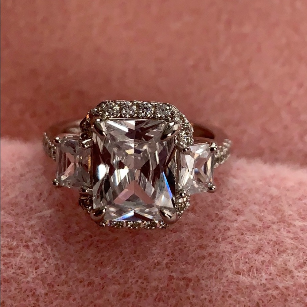 Beautiful Emerald Cut Ring size 7